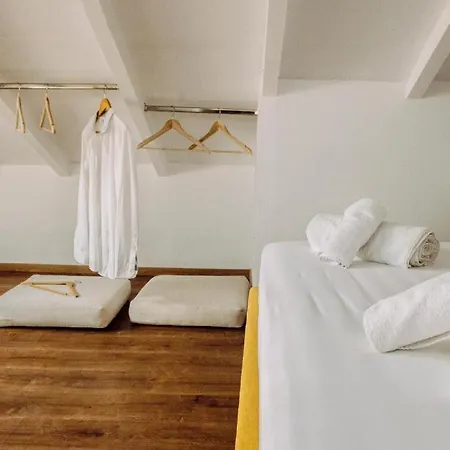 Summer Me - Cute Downtown Apartment