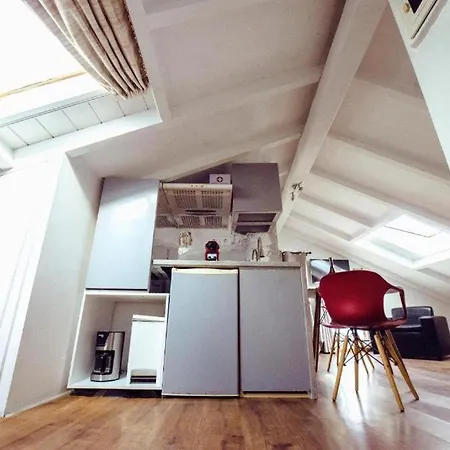Summer Me - Cute Downtown Apartment